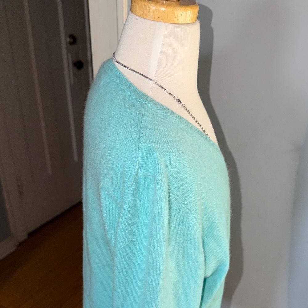 Adrienne Vittadini 100% Cashmere Aqua V-Neck Sweater - Picture 4 of 7